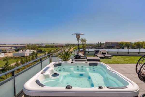 Que choisir entre un spa de nage ou un Jacuzzi ?