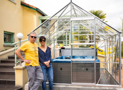clients spa alina qui sont devant l'installation de leur jacuzzi à leur domicile.