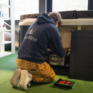 Technicien de Spa Alina en train de faire de la maintenance sur un spa.